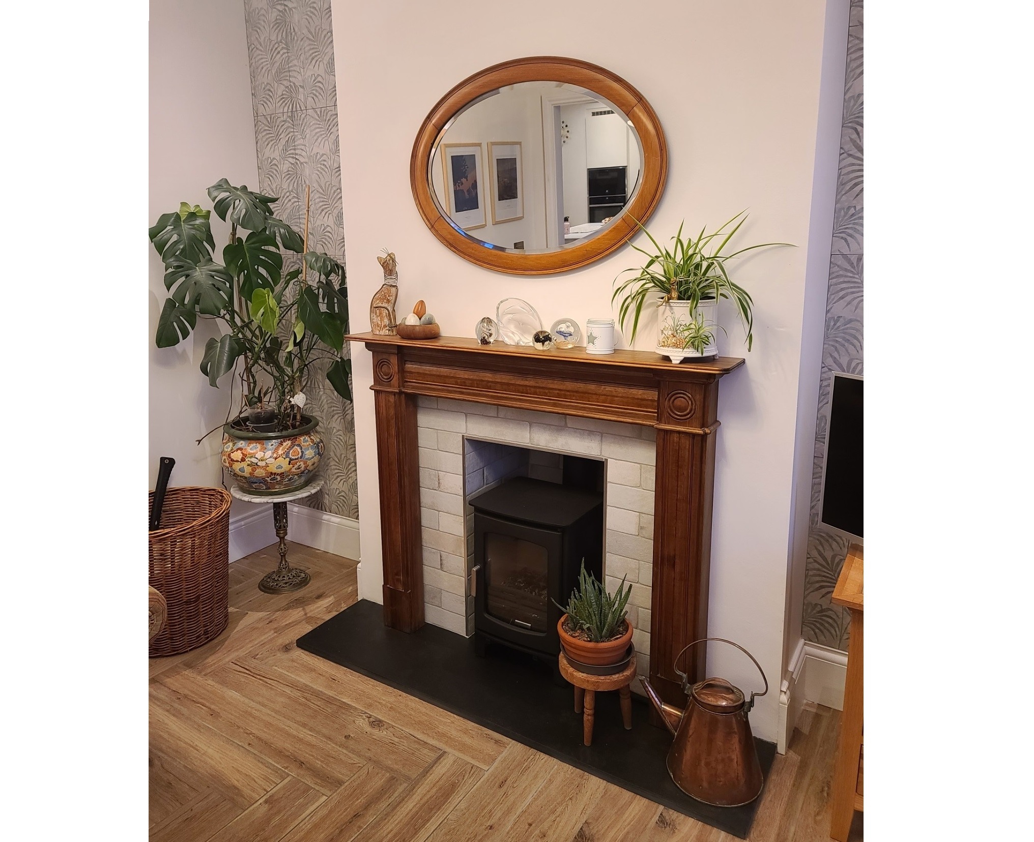 UKAA supply the ECO Enamel log burning stove by Carron. This stove is ECO design 2022 compliant and comes with a 5-year guarantee