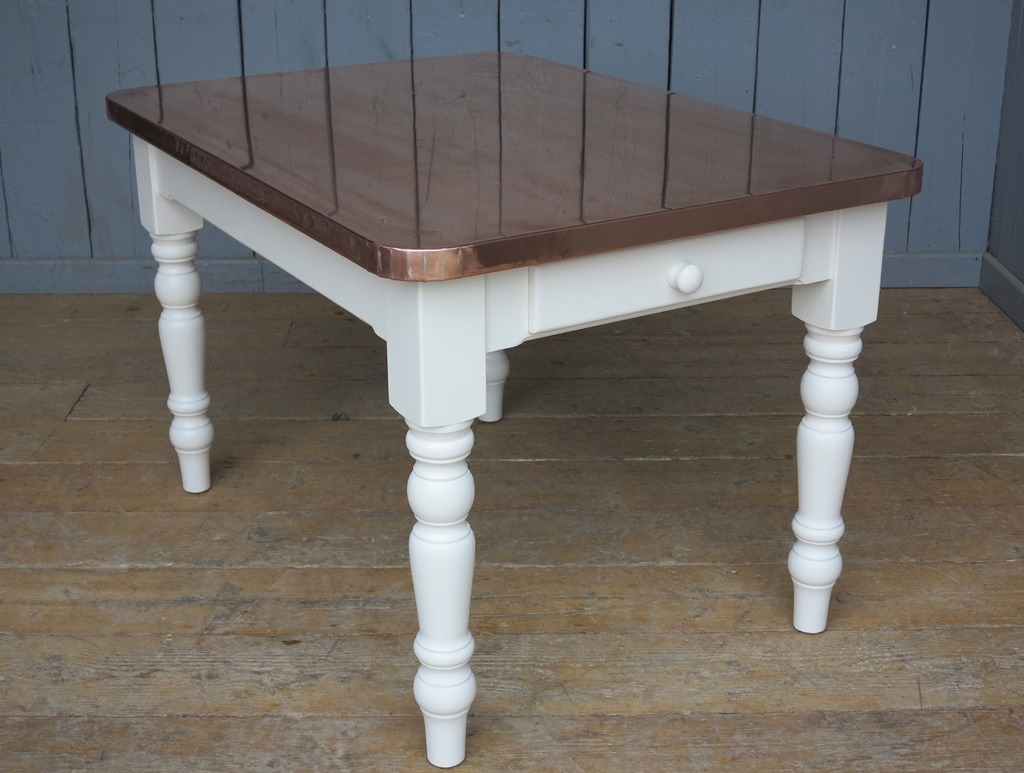Made to measure table with rounded corners in copper
